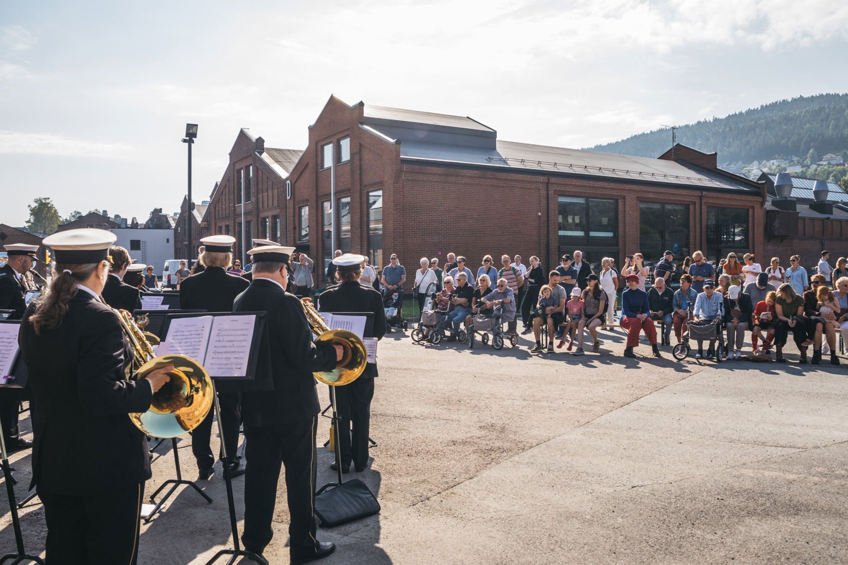 Jernbanens musikkorps Drammen spiller i forgrunn, publikum i bakgrunn