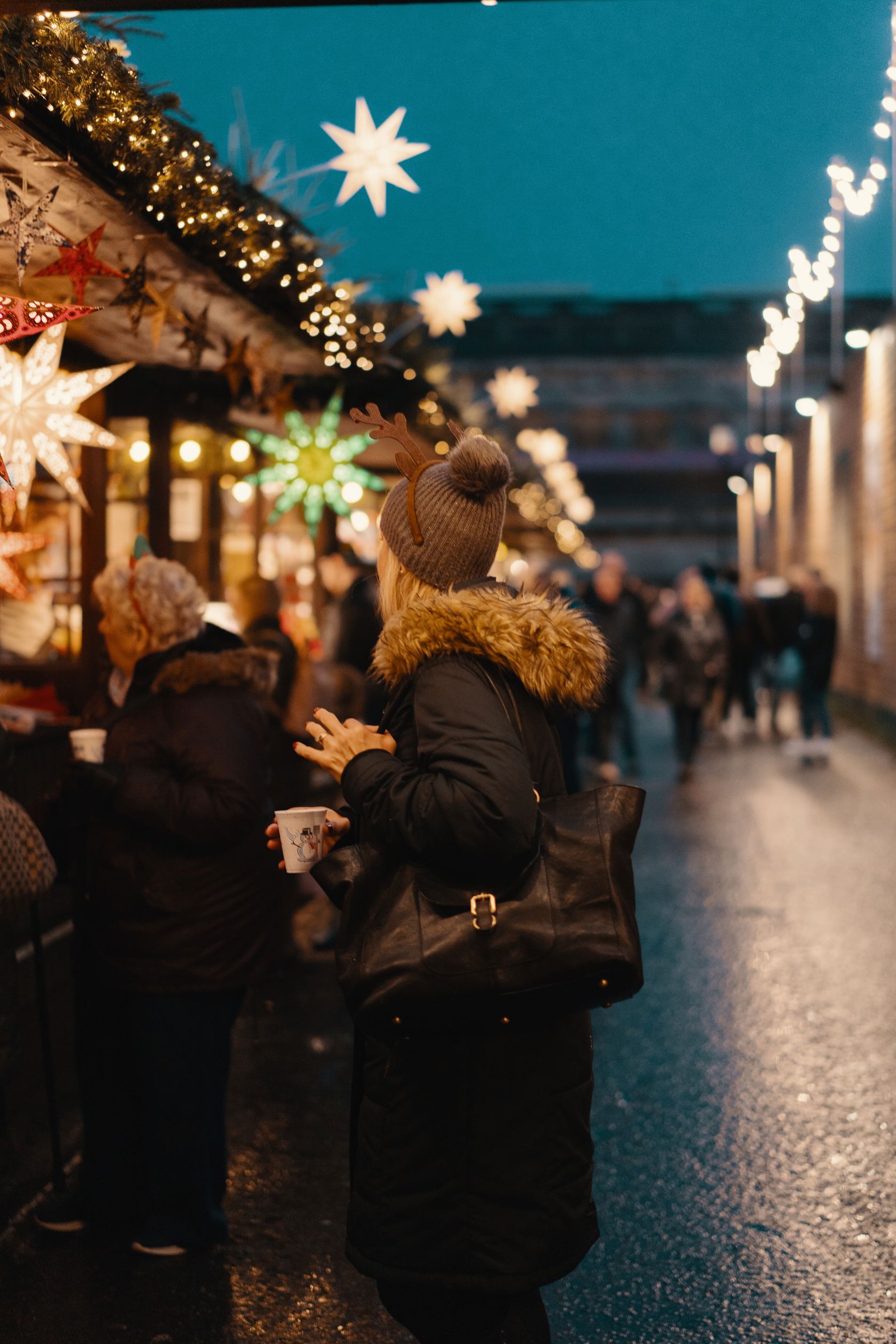 Mennesker i en julepyntet gate.