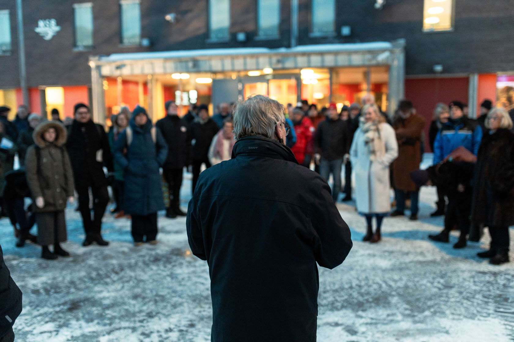 Mann står foran folkemengde