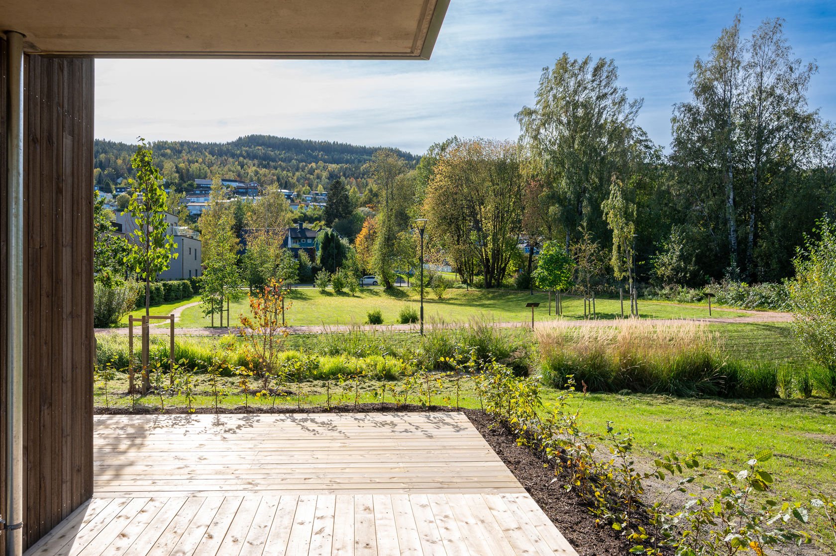 Balkong omringet av grønn plen