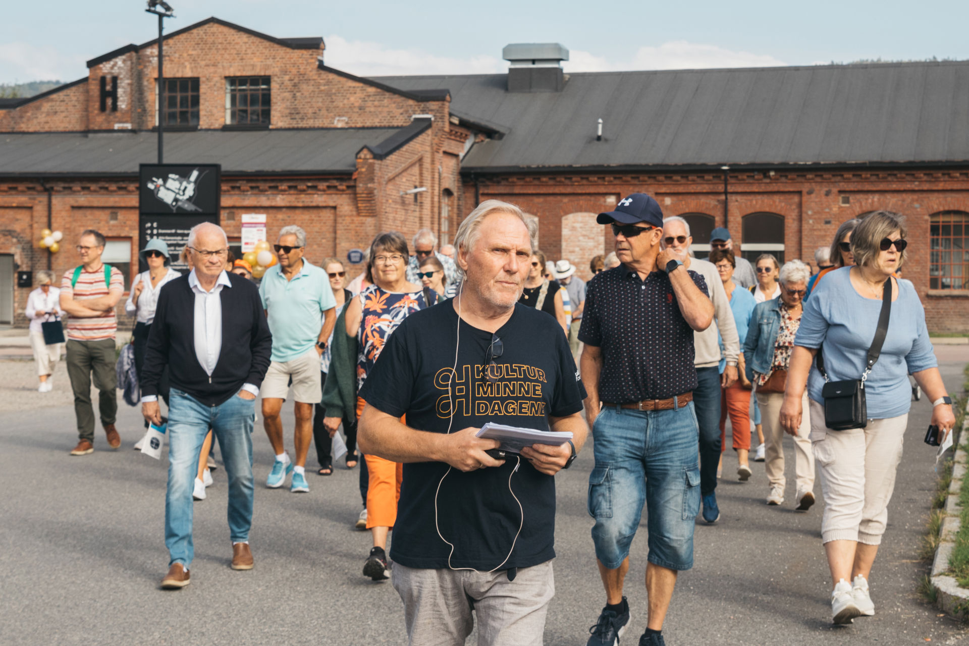 Mange mennesker som går i flokk utendørs