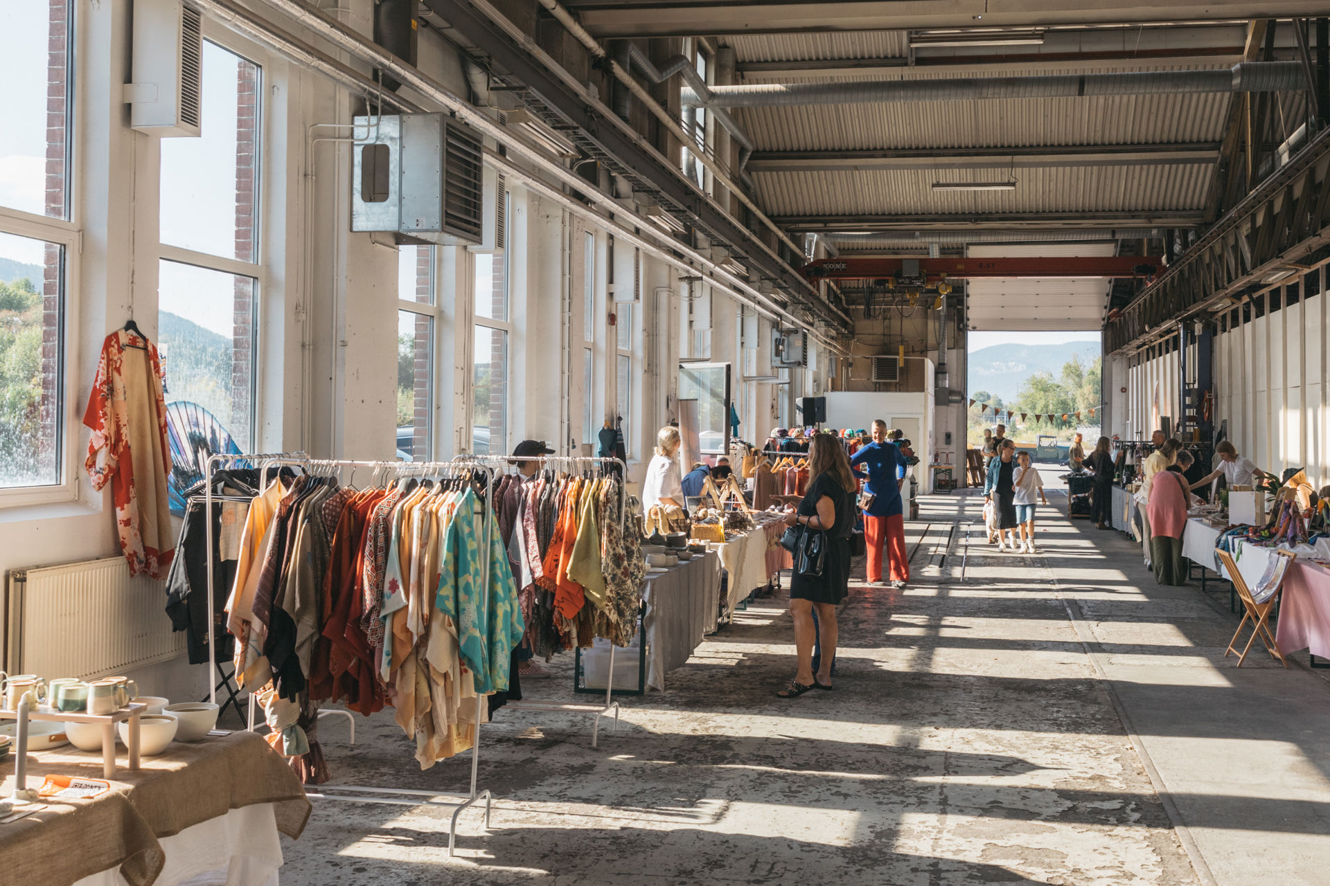 Markedshall med besøkere og mange utstillere